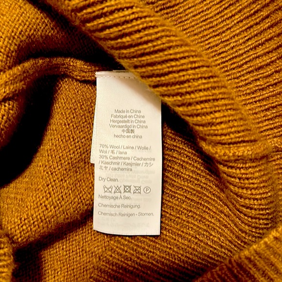 Slightly used oversized relaxed sweater cardigan. - Picture 4 of 4